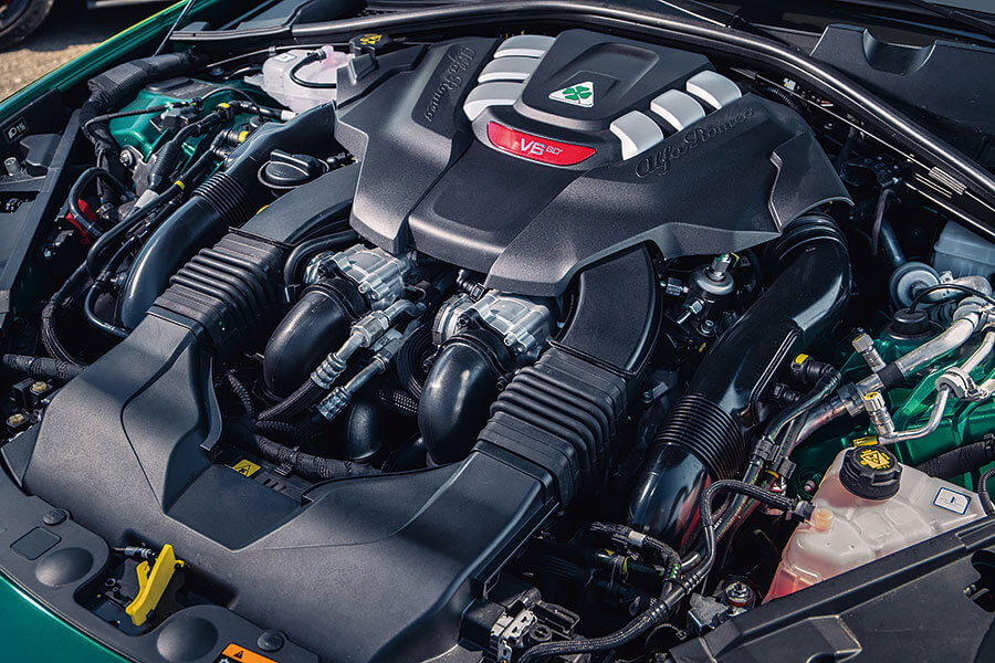 愛快Giulia GTAm與福特Mustang GT500狹路相逢。問世間當真有人需要這麼狂妄的殺傷力嗎?一起塞進耳塞查明真相吧!