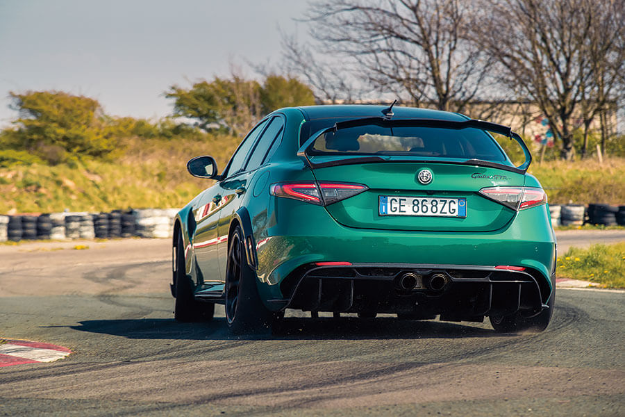 愛快Giulia GTAm與福特Mustang GT500狹路相逢。問世間當真有人需要這麼狂妄的殺傷力嗎?一起塞進耳塞查明真相吧!