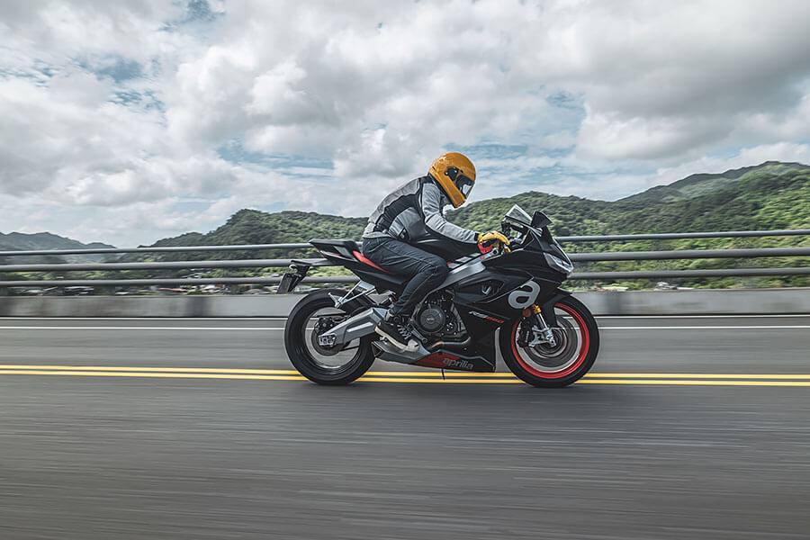 一部雙缸引擎的跑車為何只靠規格表及照片已讓許多車迷喊真香並敲碗？讓我來探個究竟……