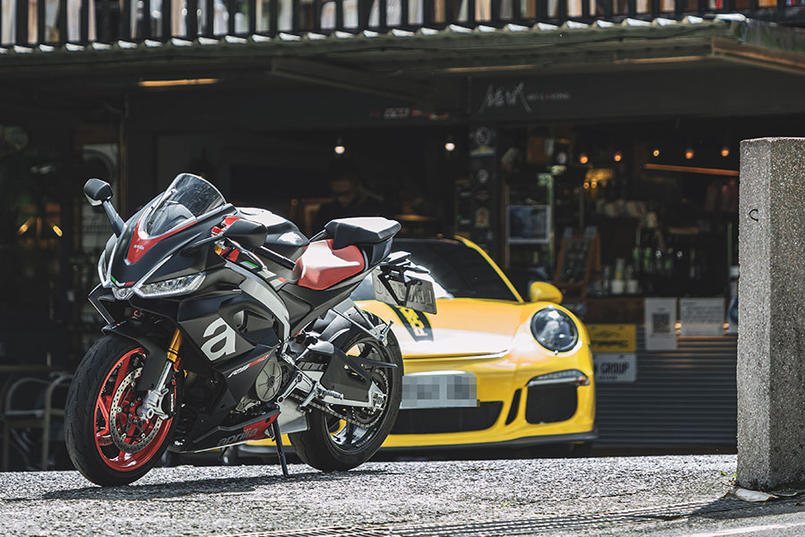 一部雙缸引擎的跑車為何只靠規格表及照片已讓許多車迷喊真香並敲碗？讓我來探個究竟……