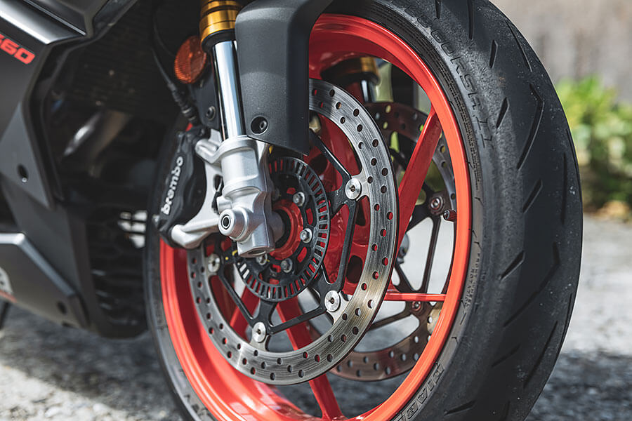 一部雙缸引擎的跑車為何只靠規格表及照片已讓許多車迷喊真香並敲碗？讓我來探個究竟……