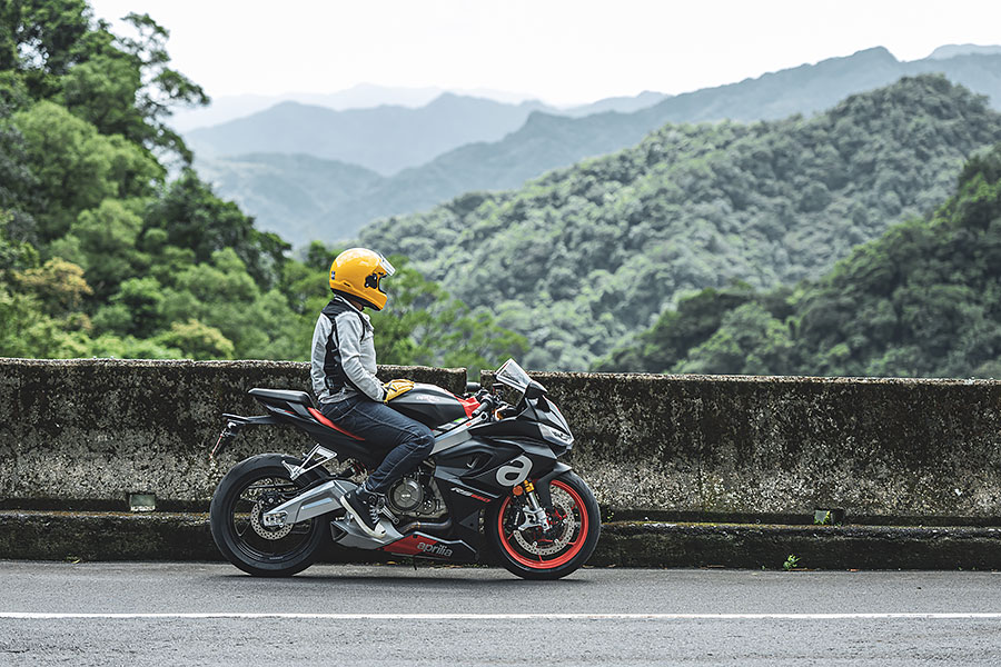 一部雙缸引擎的跑車為何只靠規格表及照片已讓許多車迷喊真香並敲碗？讓我來探個究竟……