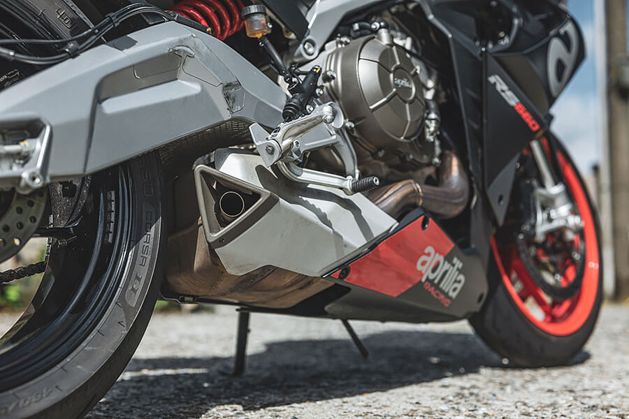 一部雙缸引擎的跑車為何只靠規格表及照片已讓許多車迷喊真香並敲碗？讓我來探個究竟……