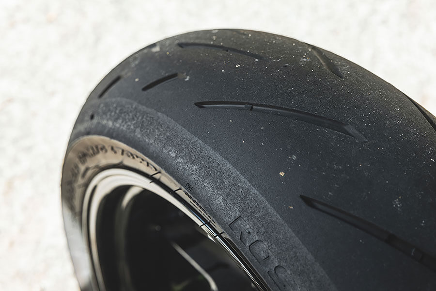 一部雙缸引擎的跑車為何只靠規格表及照片已讓許多車迷喊真香並敲碗？讓我來探個究竟……