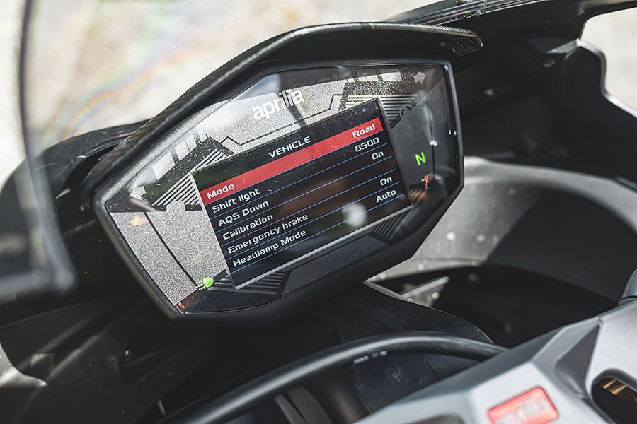 一部雙缸引擎的跑車為何只靠規格表及照片已讓許多車迷喊真香並敲碗？讓我來探個究竟……