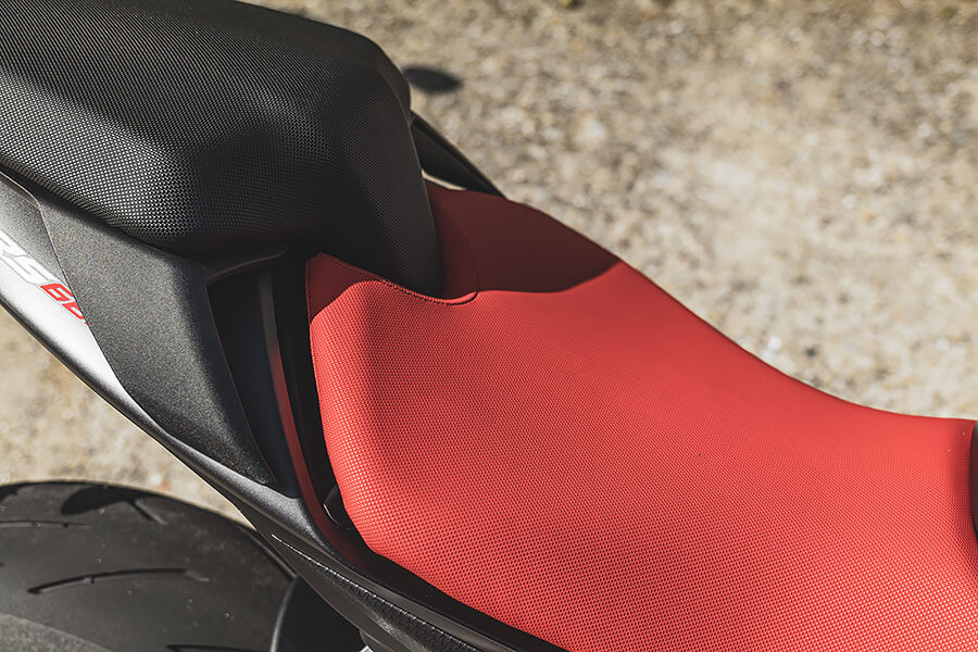 一部雙缸引擎的跑車為何只靠規格表及照片已讓許多車迷喊真香並敲碗？讓我來探個究竟……