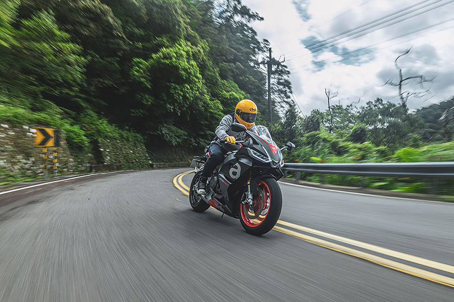 一部雙缸引擎的跑車為何只靠規格表及照片已讓許多車迷喊真香並敲碗？讓我來探個究竟……