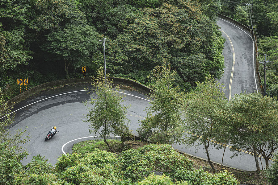 一部雙缸引擎的跑車為何只靠規格表及照片已讓許多車迷喊真香並敲碗？讓我來探個究竟……