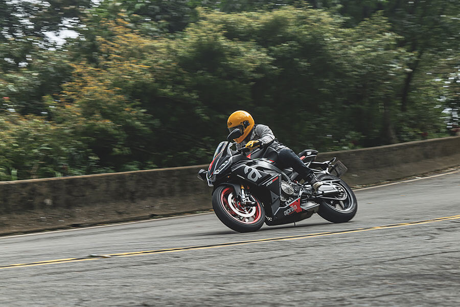 一部雙缸引擎的跑車為何只靠規格表及照片已讓許多車迷喊真香並敲碗？讓我來探個究竟……