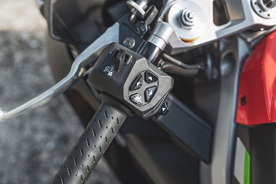 一部雙缸引擎的跑車為何只靠規格表及照片已讓許多車迷喊真香並敲碗？讓我來探個究竟…… 