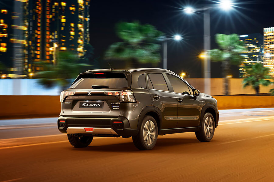 趕在快要被其他跨界及都會休旅狠甩後頭之前,鈴木即時帶來了全新一代SX4。不,從現在起得叫它Suzuki S-Cross才對!