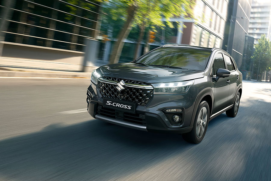 趕在快要被其他跨界及都會休旅狠甩後頭之前,鈴木即時帶來了全新一代SX4。不,從現在起得叫它Suzuki S-Cross才對!