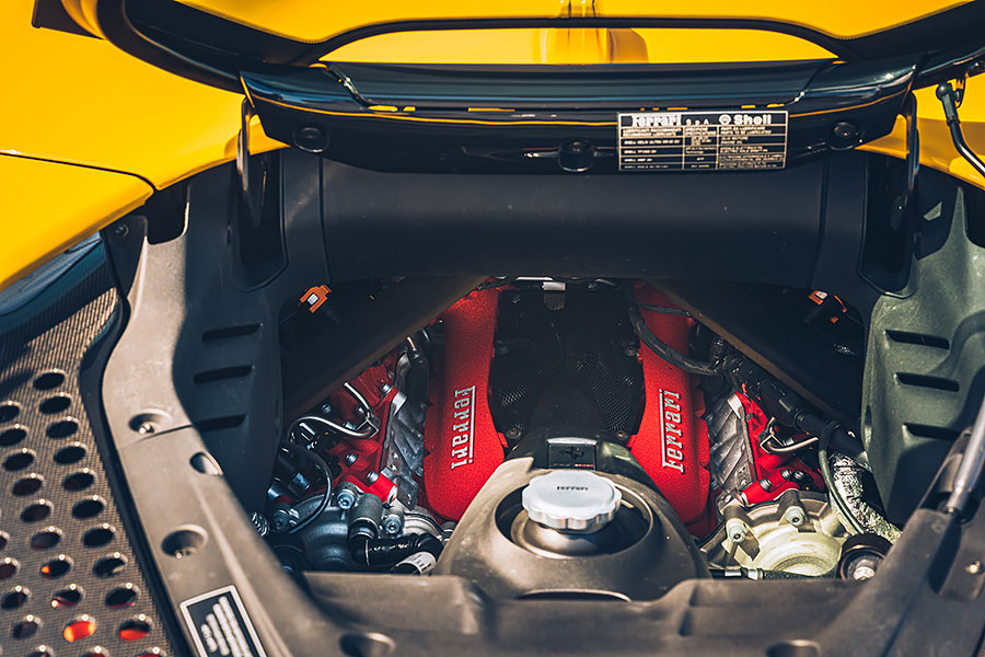 或許這部法拉利讓你覺得很不法拉利,因為摻了電氣,但也因為電,讓我更著迷……。