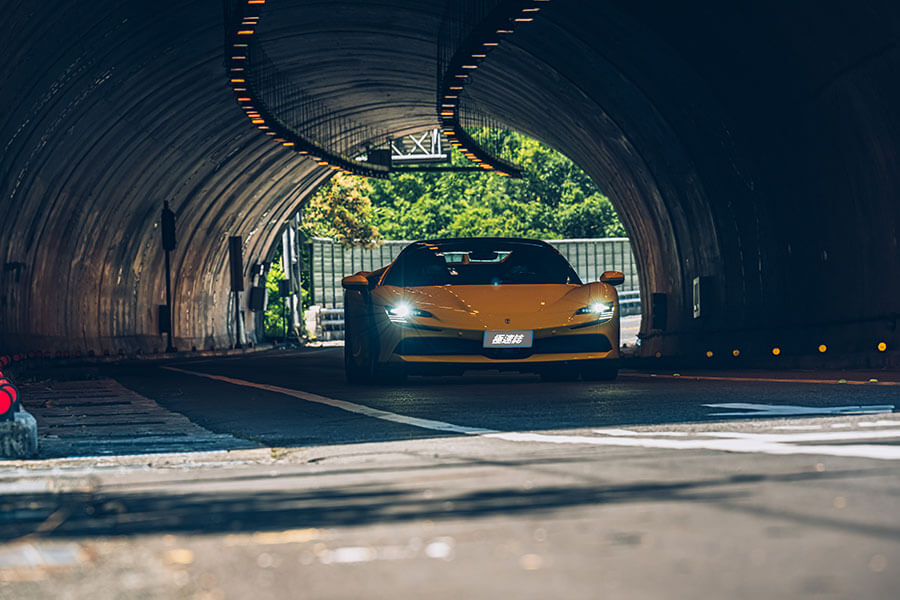 或許這部法拉利讓你覺得很不法拉利,因為摻了電氣,但也因為電,讓我更著迷……。