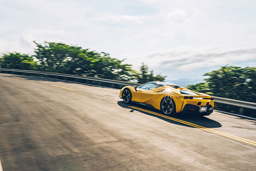 或許這部法拉利讓你覺得很不法拉利,因為摻了電氣,但也因為電,讓我更著迷……。