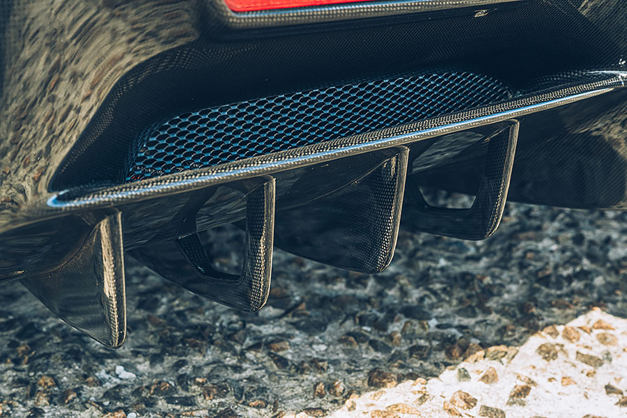 或許這部法拉利讓你覺得很不法拉利,因為摻了電氣,但也因為電,讓我更著迷……。