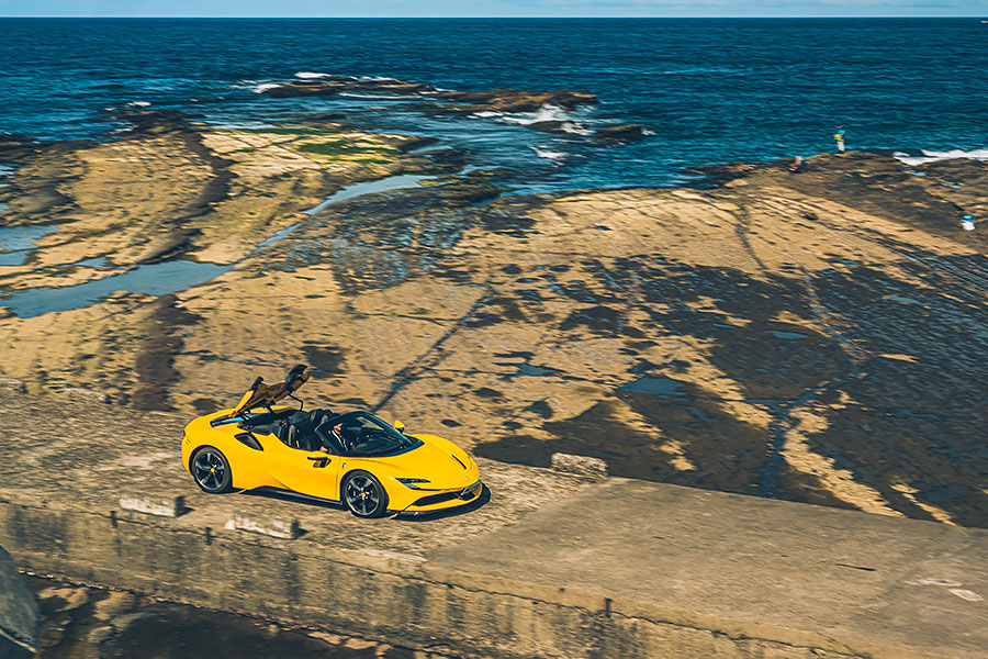 或許這部法拉利讓你覺得很不法拉利,因為摻了電氣,但也因為電,讓我更著迷……。