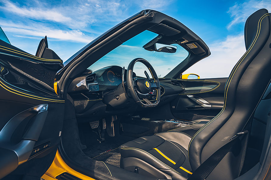 或許這部法拉利讓你覺得很不法拉利,因為摻了電氣,但也因為電,讓我更著迷……。