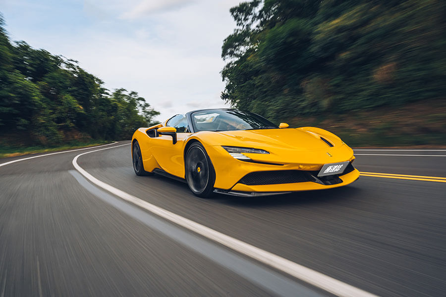 或許這部法拉利讓你覺得很不法拉利,因為摻了電氣,但也因為電,讓我更著迷……。