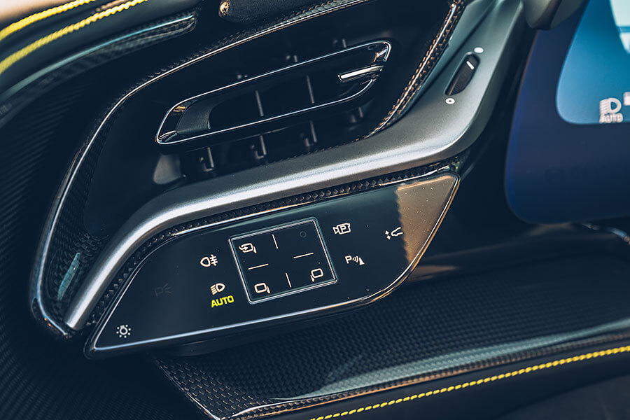 或許這部法拉利讓你覺得很不法拉利,因為摻了電氣,但也因為電,讓我更著迷……。