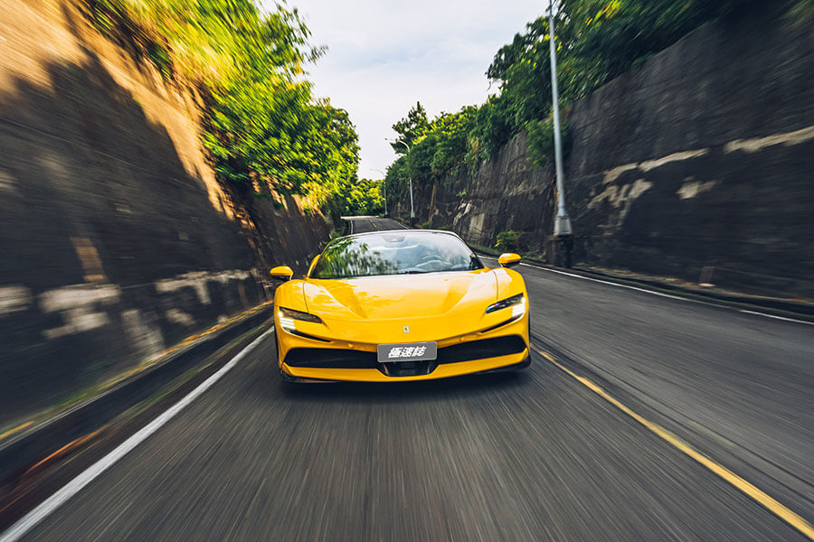 或許這部法拉利讓你覺得很不法拉利,因為摻了電氣,但也因為電,讓我更著迷……。