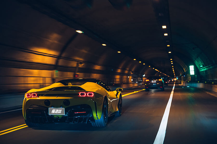 或許這部法拉利讓你覺得很不法拉利,因為摻了電氣,但也因為電,讓我更著迷……。