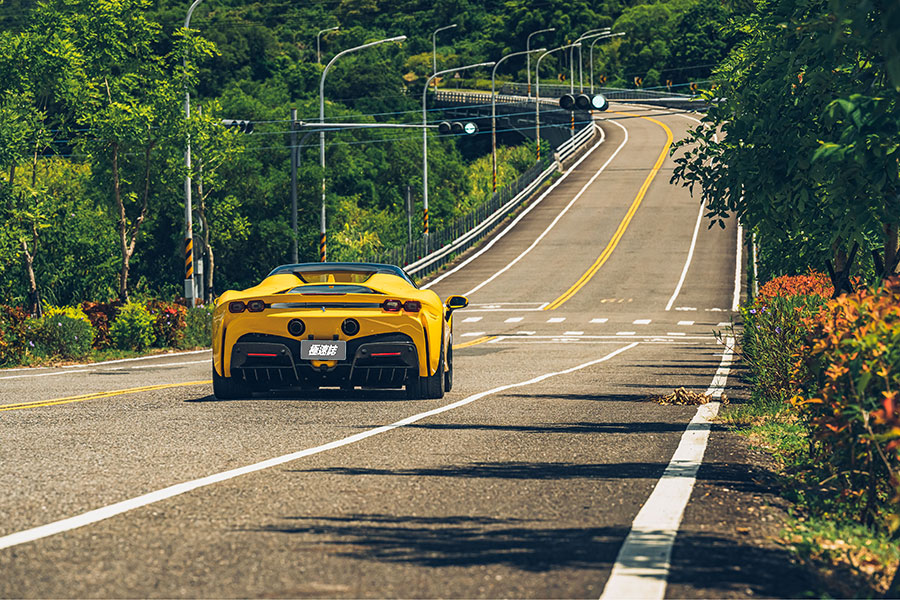 或許這部法拉利讓你覺得很不法拉利,因為摻了電氣,但也因為電,讓我更著迷……。