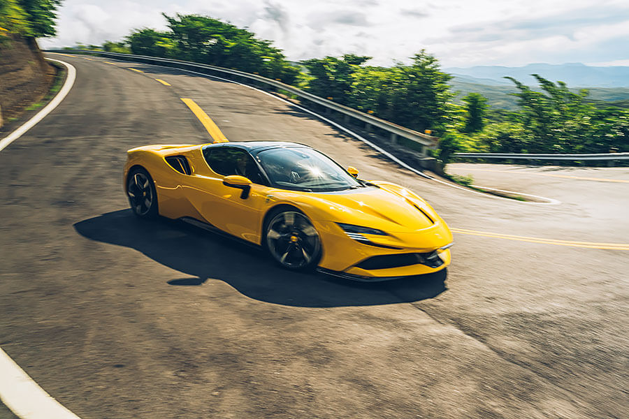 或許這部法拉利讓你覺得很不法拉利,因為摻了電氣,但也因為電,讓我更著迷……。