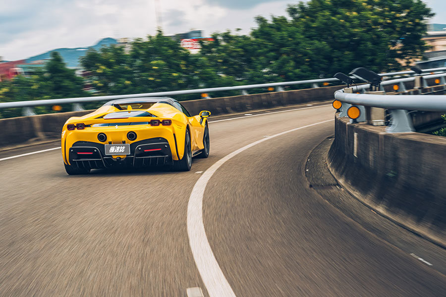 或許這部法拉利讓你覺得很不法拉利,因為摻了電氣,但也因為電,讓我更著迷……。