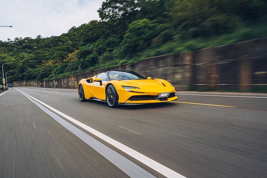 或許這部法拉利讓你覺得很不法拉利,因為摻了電氣,但也因為電,讓我更著迷……。