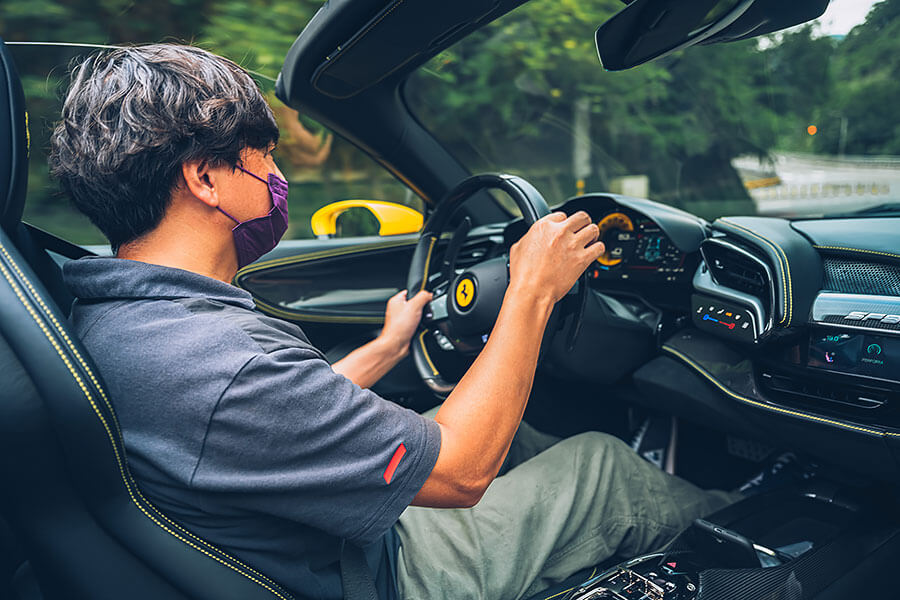 或許這部法拉利讓你覺得很不法拉利,因為摻了電氣,但也因為電,讓我更著迷……。