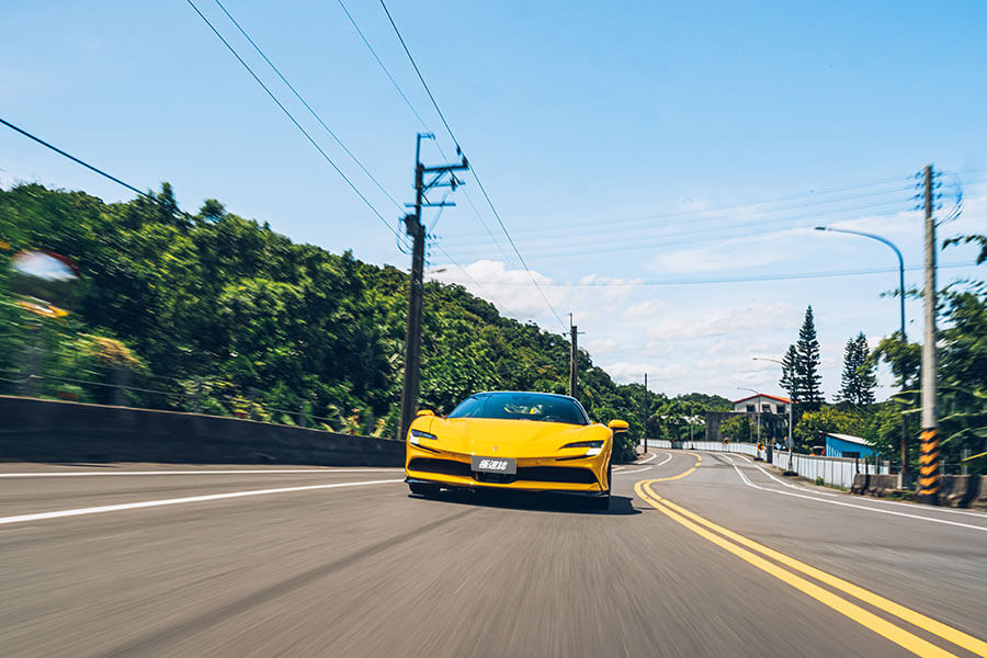 或許這部法拉利讓你覺得很不法拉利,因為摻了電氣,但也因為電,讓我更著迷……。