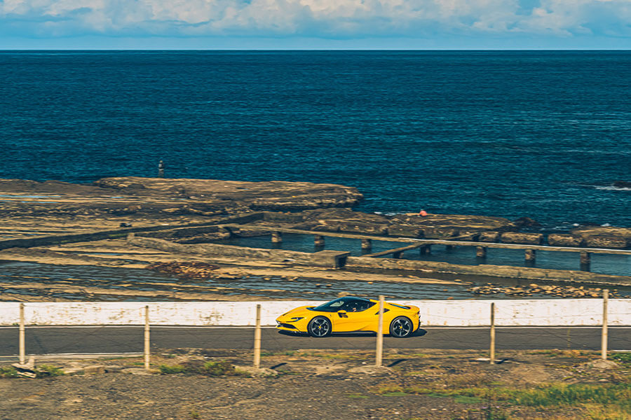 或許這部法拉利讓你覺得很不法拉利,因為摻了電氣,但也因為電,讓我更著迷……。