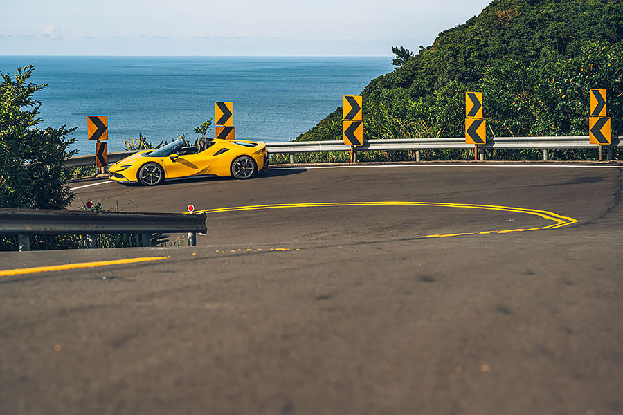 或許這部法拉利讓你覺得很不法拉利,因為摻了電氣,但也因為電,讓我更著迷……。