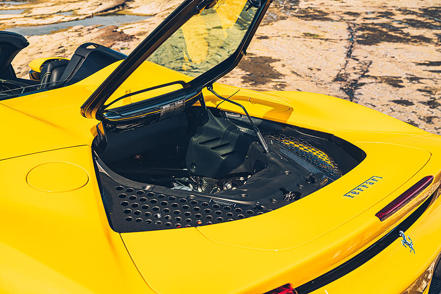 或許這部法拉利讓你覺得很不法拉利,因為摻了電氣,但也因為電,讓我更著迷……。