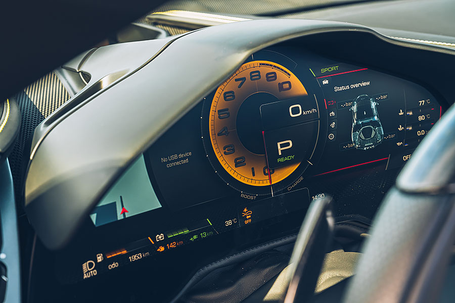 或許這部法拉利讓你覺得很不法拉利,因為摻了電氣,但也因為電,讓我更著迷……。