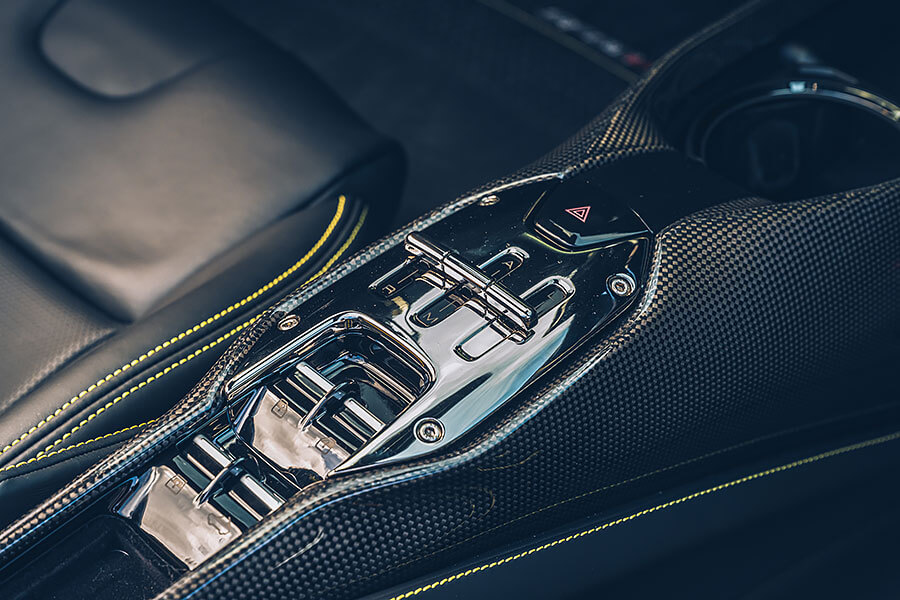 或許這部法拉利讓你覺得很不法拉利,因為摻了電氣,但也因為電,讓我更著迷……。