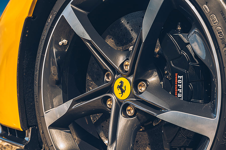 或許這部法拉利讓你覺得很不法拉利,因為摻了電氣,但也因為電,讓我更著迷……。