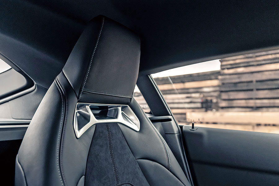 豐田憑著新型2.0公升Supra成為最後一家把小容積四汽缸引擎裝到輕盈轎跑上的汽車生產商,如今正是時候安排它會一會兩位成名對手。