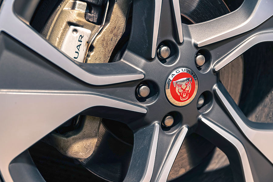 豐田憑著新型2.0公升Supra成為最後一家把小容積四汽缸引擎裝到輕盈轎跑上的汽車生產商,如今正是時候安排它會一會兩位成名對手。