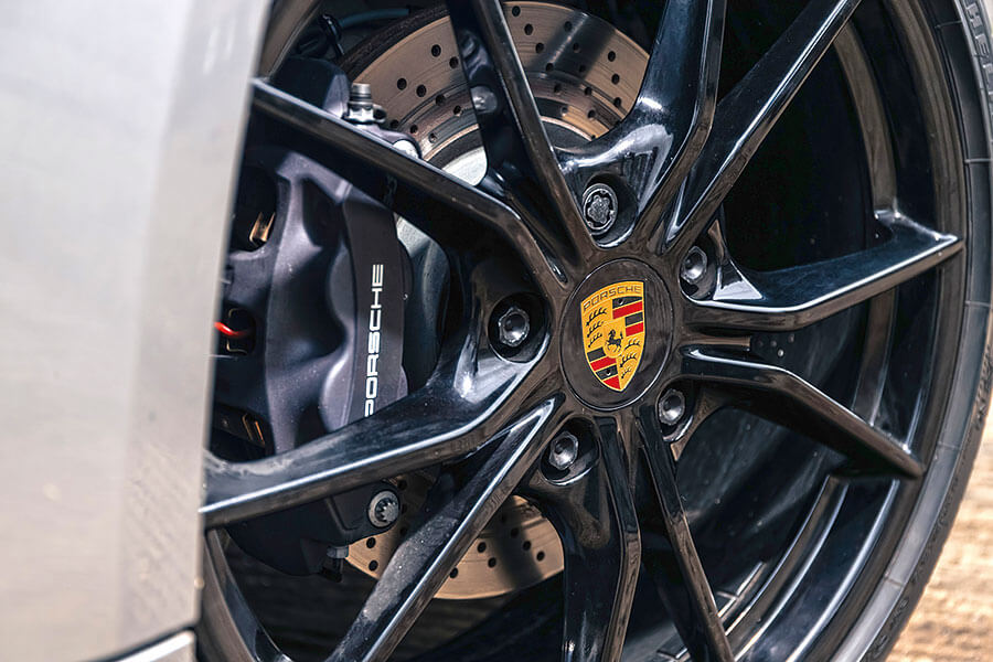 豐田憑著新型2.0公升Supra成為最後一家把小容積四汽缸引擎裝到輕盈轎跑上的汽車生產商,如今正是時候安排它會一會兩位成名對手。