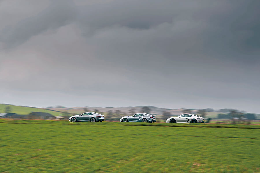 豐田憑著新型2.0公升Supra成為最後一家把小容積四汽缸引擎裝到輕盈轎跑上的汽車生產商,如今正是時候安排它會一會兩位成名對手。