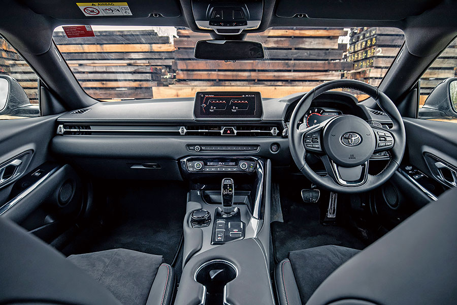 豐田憑著新型2.0公升Supra成為最後一家把小容積四汽缸引擎裝到輕盈轎跑上的汽車生產商,如今正是時候安排它會一會兩位成名對手。