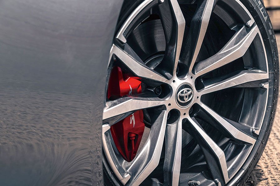 豐田憑著新型2.0公升Supra成為最後一家把小容積四汽缸引擎裝到輕盈轎跑上的汽車生產商,如今正是時候安排它會一會兩位成名對手。