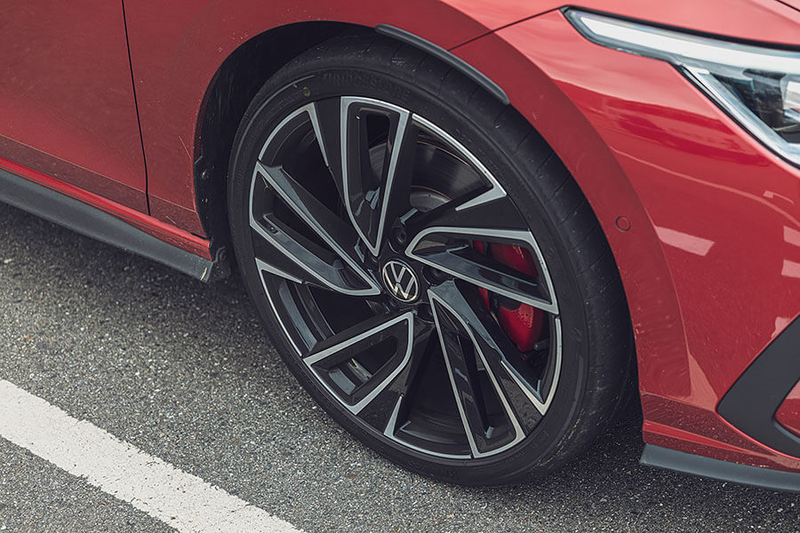 時不我予,2021顯然市場焦點不在鋼砲身上,光想湊齊三部新車居然要耗費這麼大的勁兒……