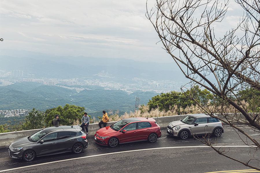 時不我予,2021顯然市場焦點不在鋼砲身上,光想湊齊三部新車居然要耗費這麼大的勁兒……