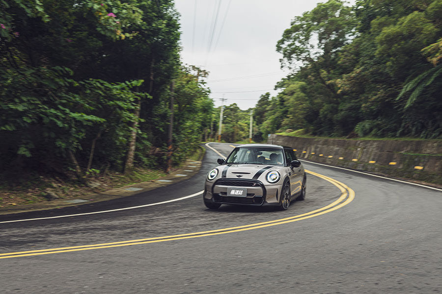 時不我予,2021顯然市場焦點不在鋼砲身上,光想湊齊三部新車居然要耗費這麼大的勁兒……