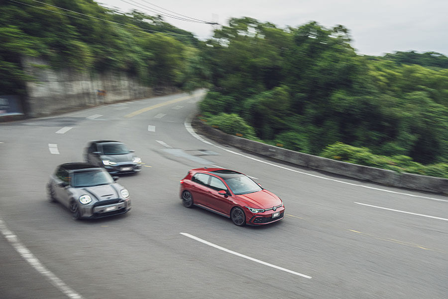 時不我予,2021顯然市場焦點不在鋼砲身上,光想湊齊三部新車居然要耗費這麼大的勁兒……