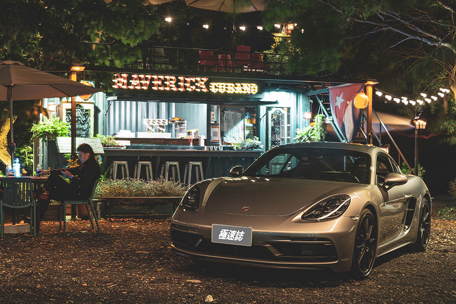 午後跑幾趟山,一處戶外古巴三明治收尾,凱門大鱷十足合乎我心。