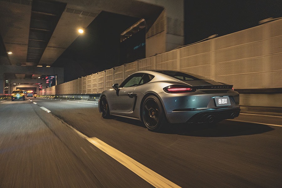 午後跑幾趟山,一處戶外古巴三明治收尾,凱門大鱷十足合乎我心。